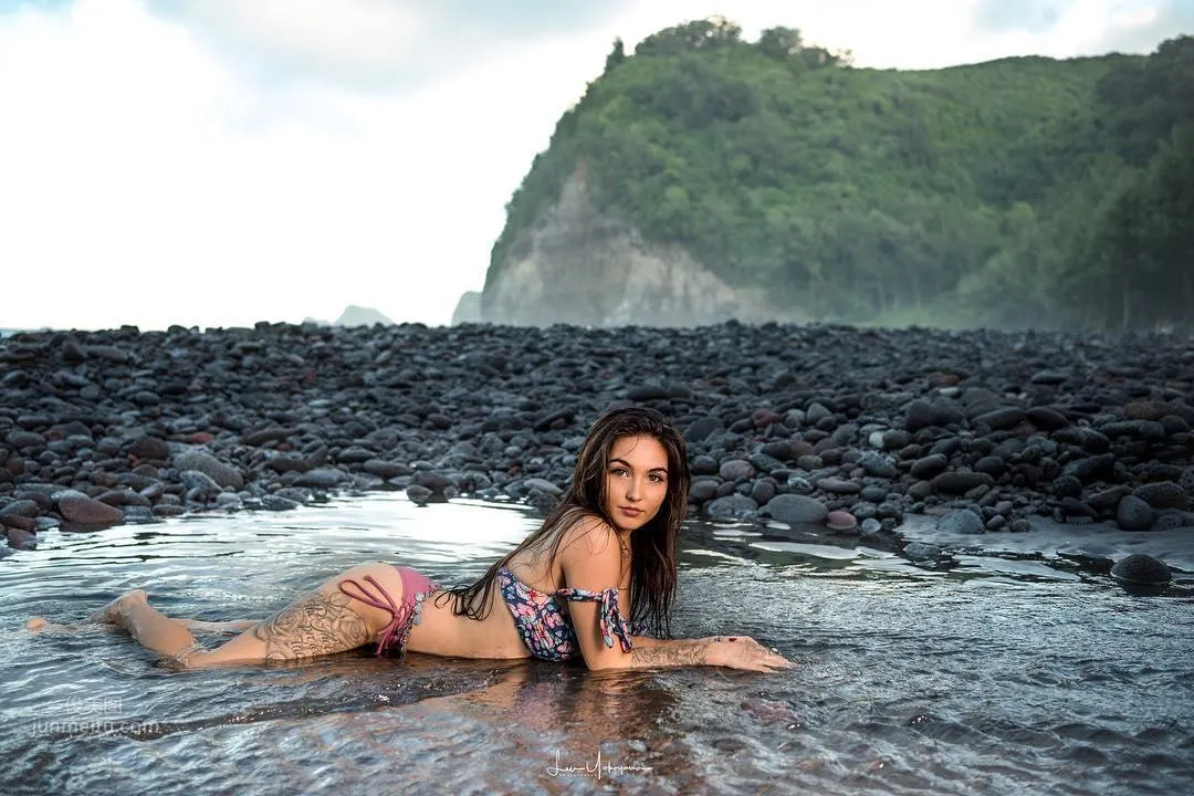美版小龍女！Kristina Chai身懷絕技，空中瑜伽姿勢撩人 60
