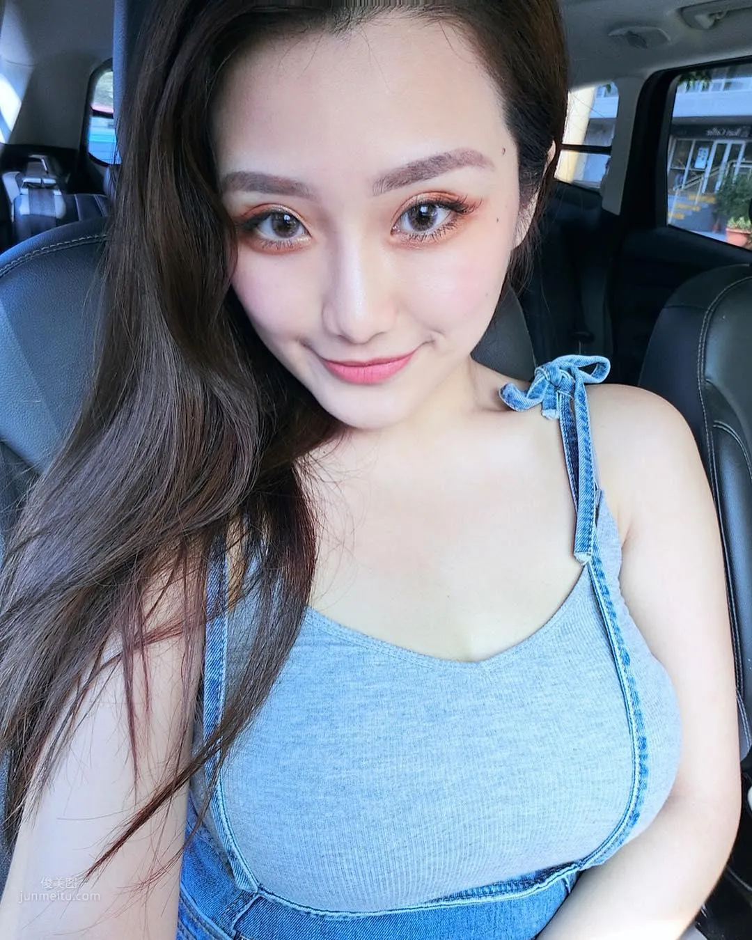 Taiwan Gina Qiu Yunjing Camisole and Small Vest Eating Dessert photo 24