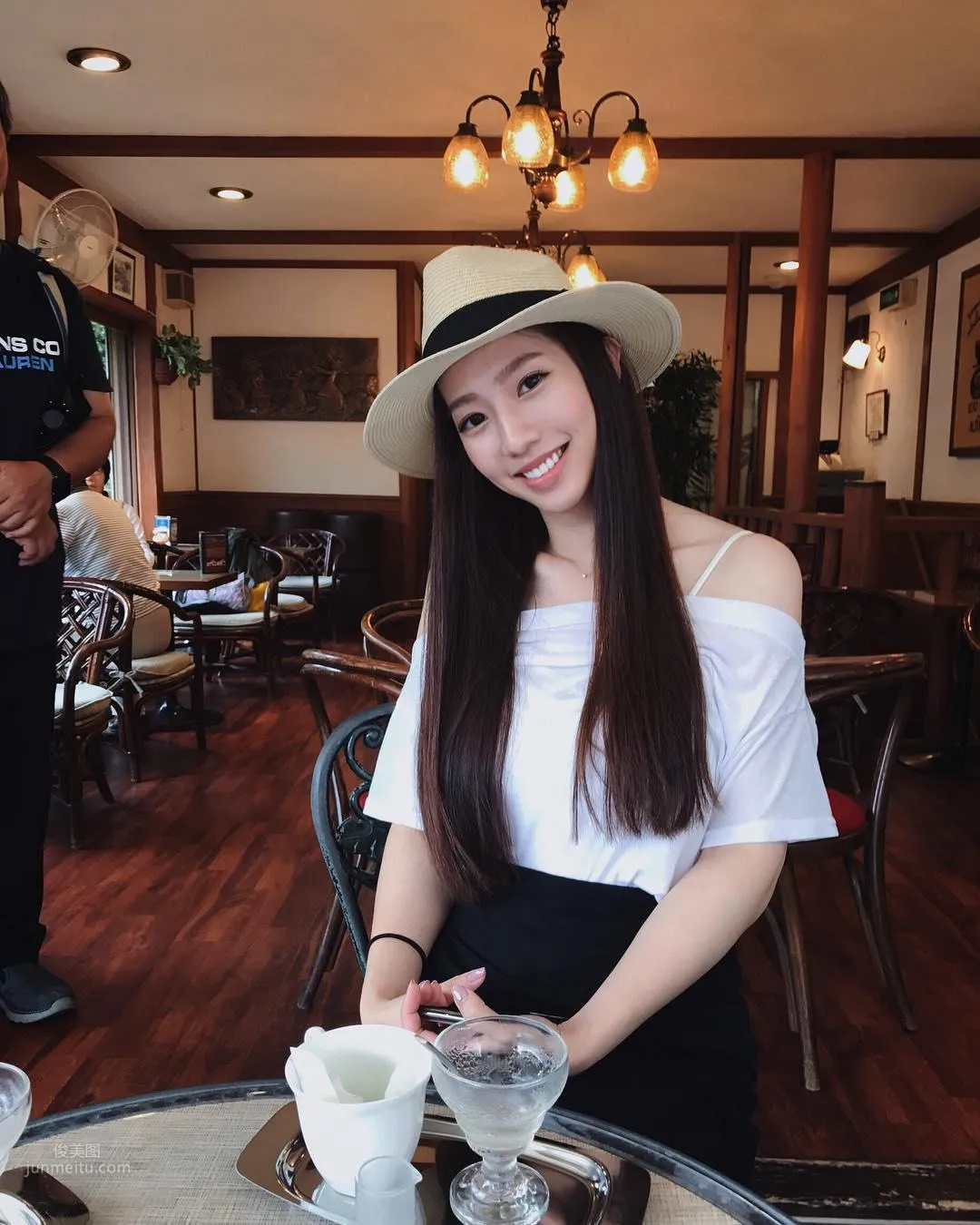 最美汽車接待員蔡芳婷 天使臉孔魔鬼身材誰能擋？ 12