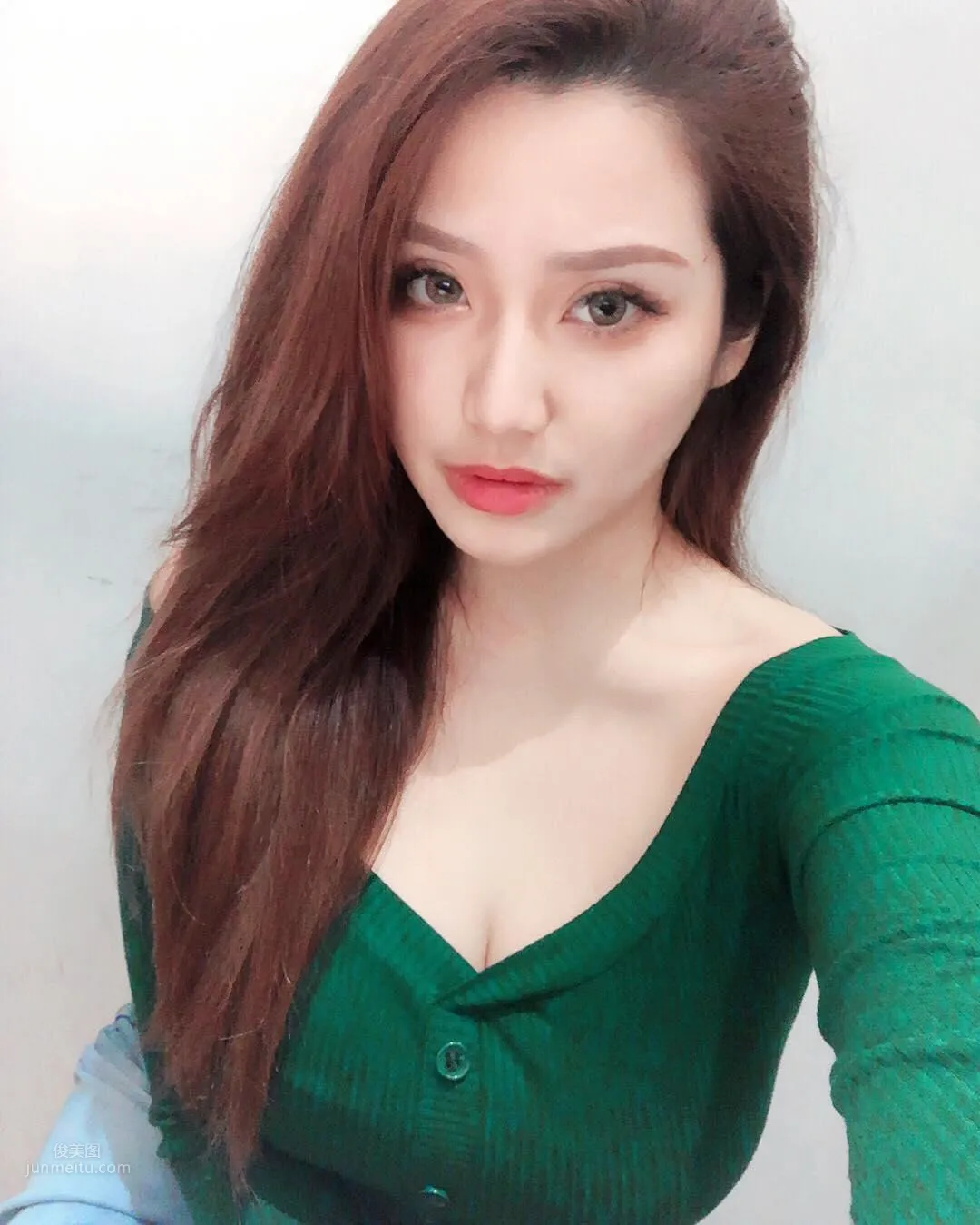 Taiwan Gina Qiu Yunjing Camisole and Small Vest Eating Dessert photo 11