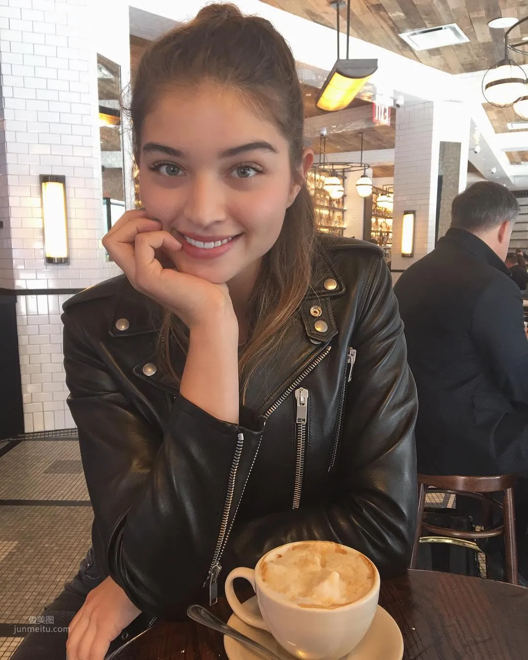 Slim Waist and Sexy! Electric-Eyed Beauty Daniela Lopez Osorio's Slender Ant Waist Is Unreal photo 3
