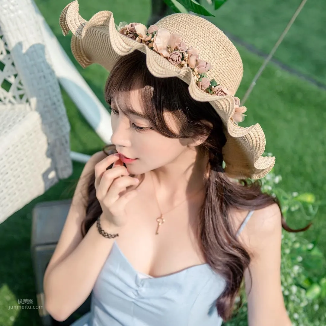 音樂節上甜心妹김도연出沒！清涼背心展現「雪白美背」！ 2