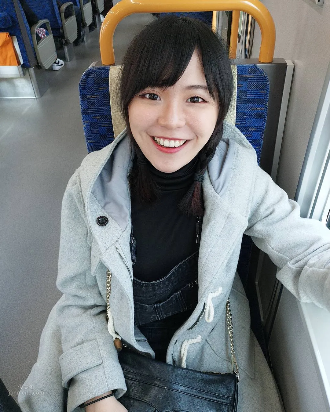 開水小姐- 大眼正妹歌手撐爆吊帶 10