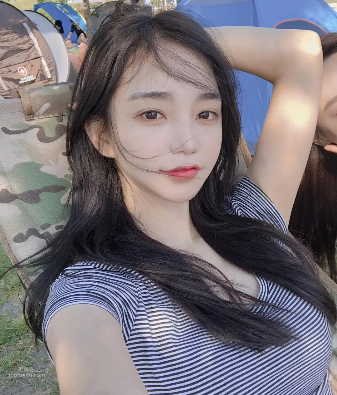 音樂節上甜心妹김도연出沒！清涼背心展現「雪白美背」！ 21