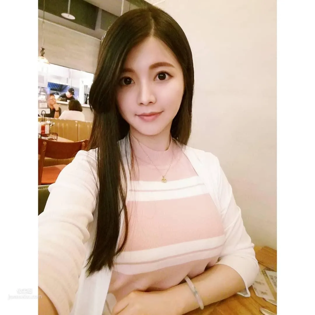 Taiwan's Super Sweet Beautiful Policewoman A Jun! Wearing a Uniform with Bright Big Eyes photo 20