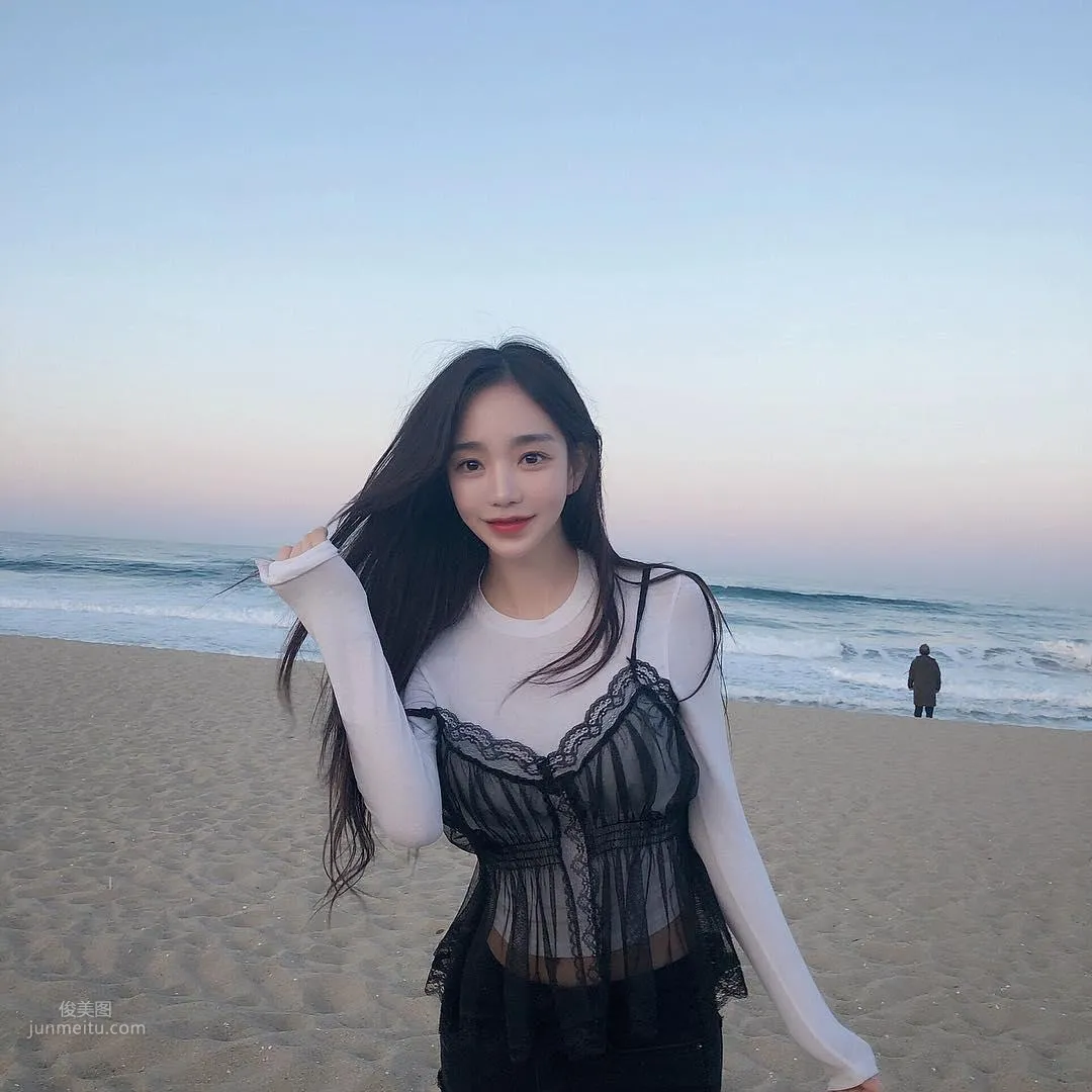 音樂節上甜心妹김도연出沒！清涼背心展現「雪白美背」！ 11