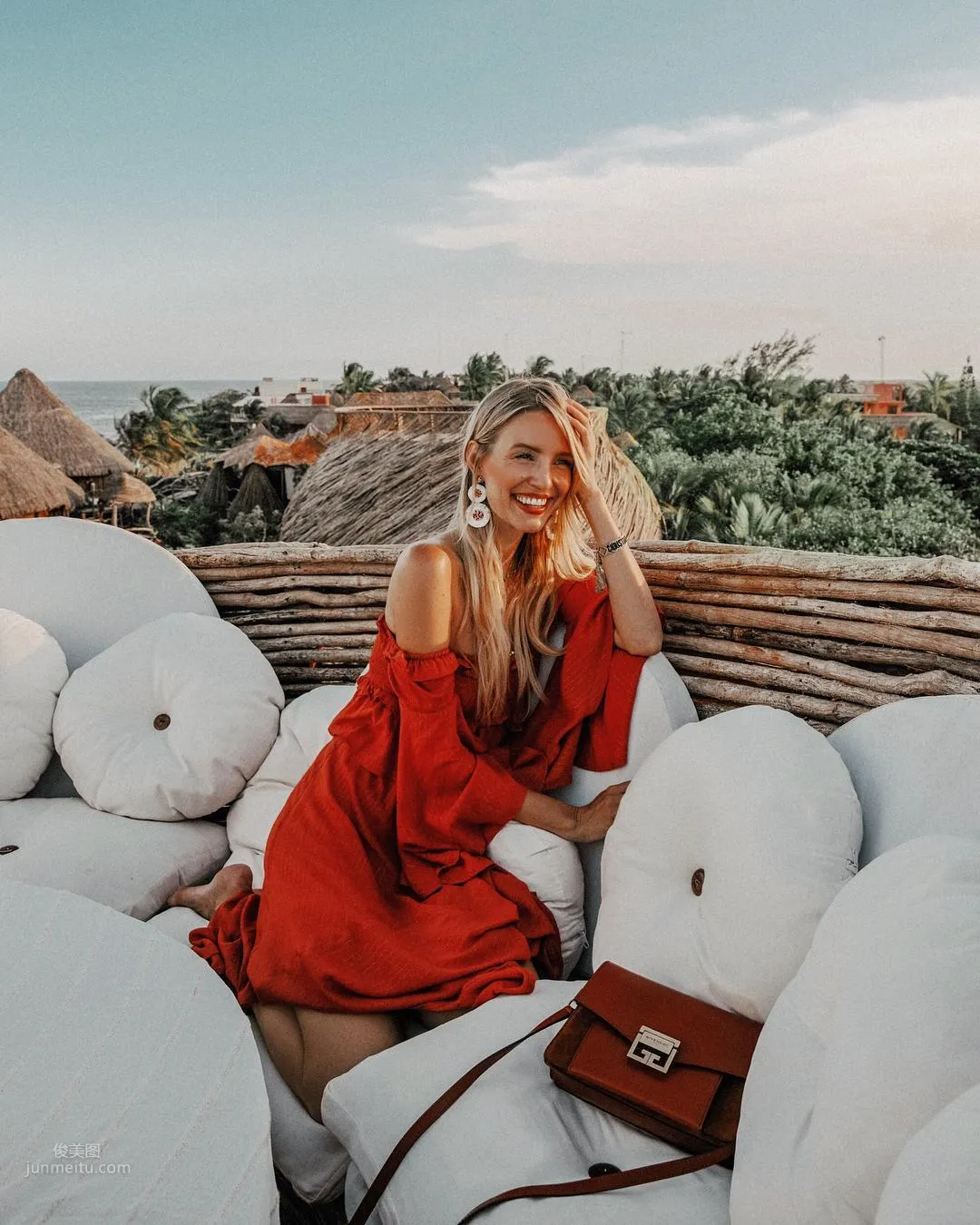 The Most Beautiful Scenery in the World! Elegant Beauty "Leonie Hanne" Travels the World and Gains a Million Fans photo 4