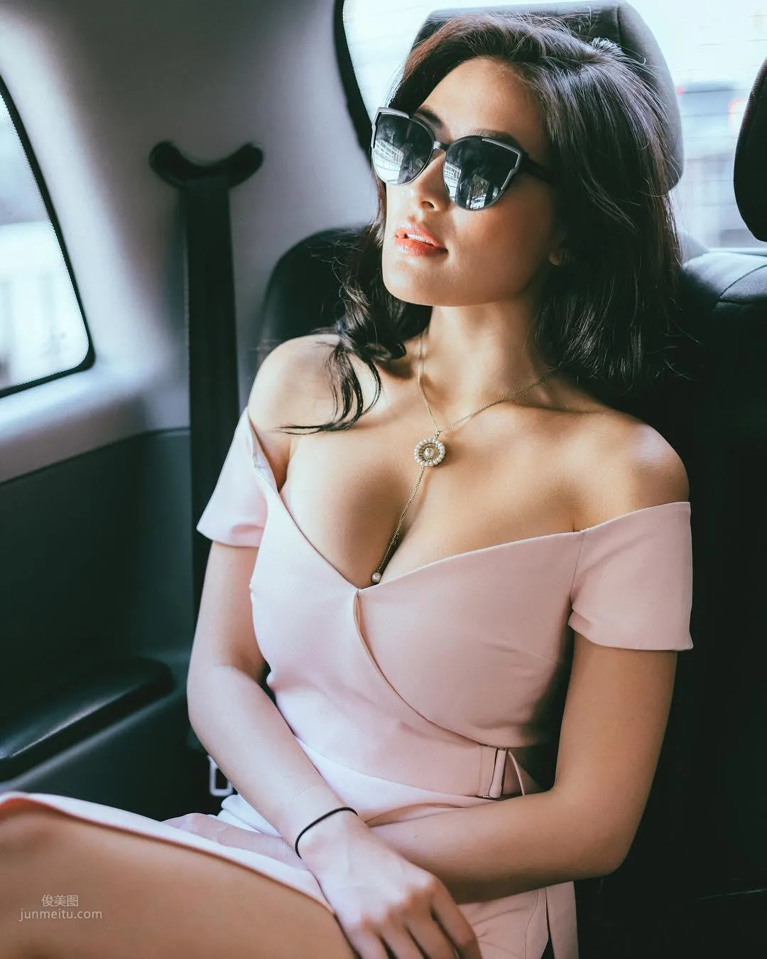 Mixed Blood Is Just Right! Ana Dari's Perfect Curves Outshine Even Flight Attendants photo 10