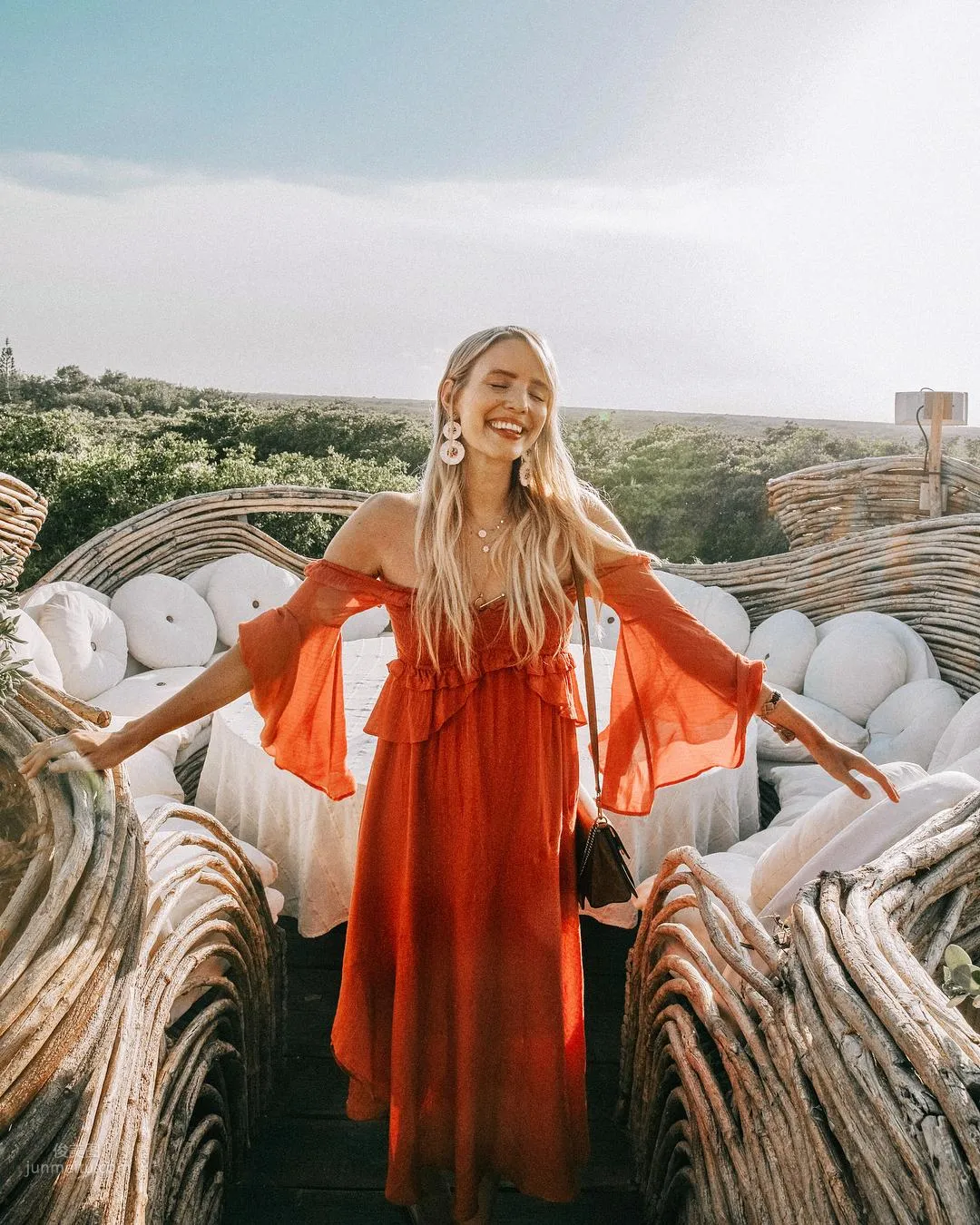 The Most Beautiful Scenery in the World! Elegant Beauty "Leonie Hanne" Travels the World and Gains a Million Fans photo 3