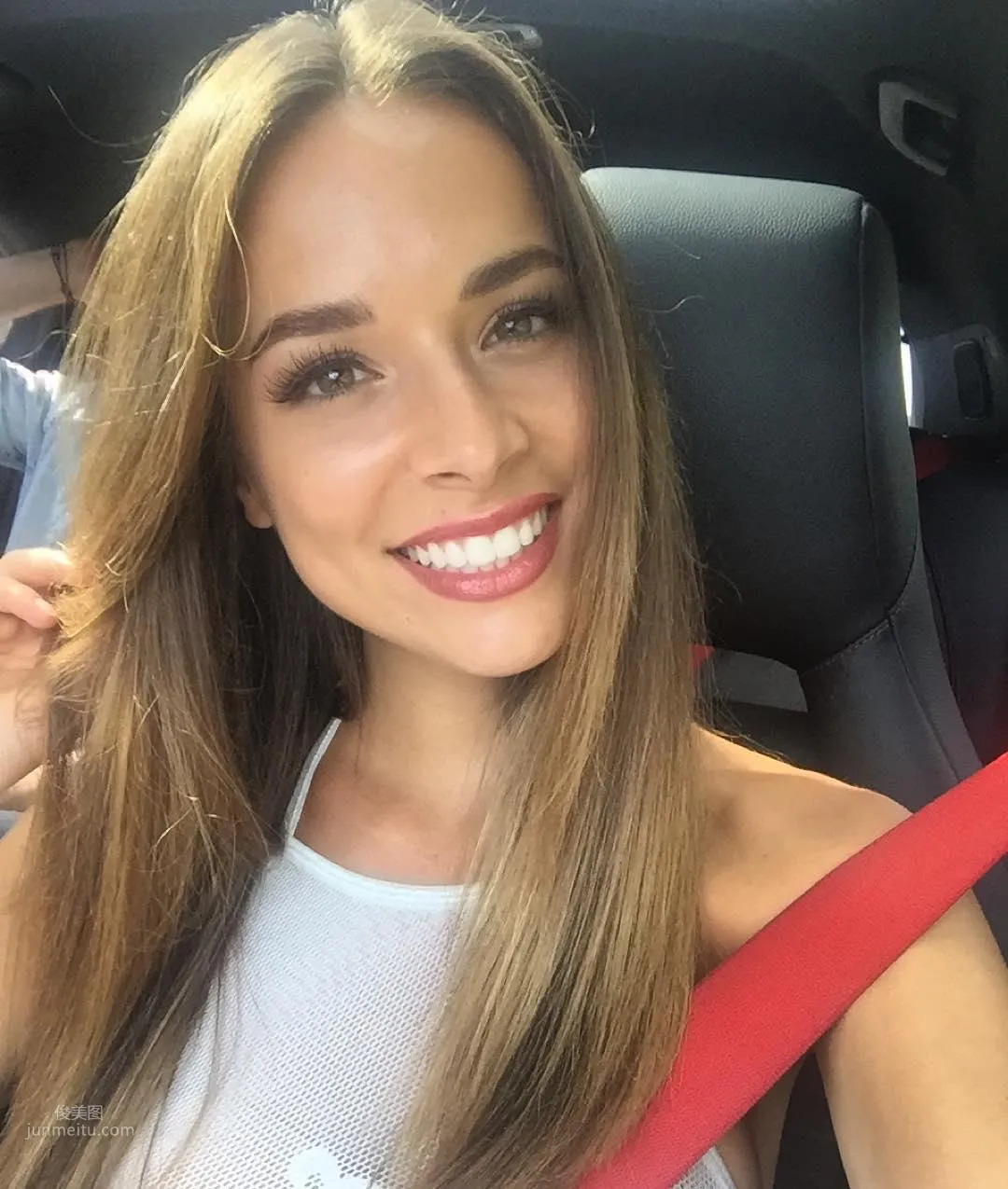 气质完胜！Monika Radulovic 笑容甜美超有感染力_0
