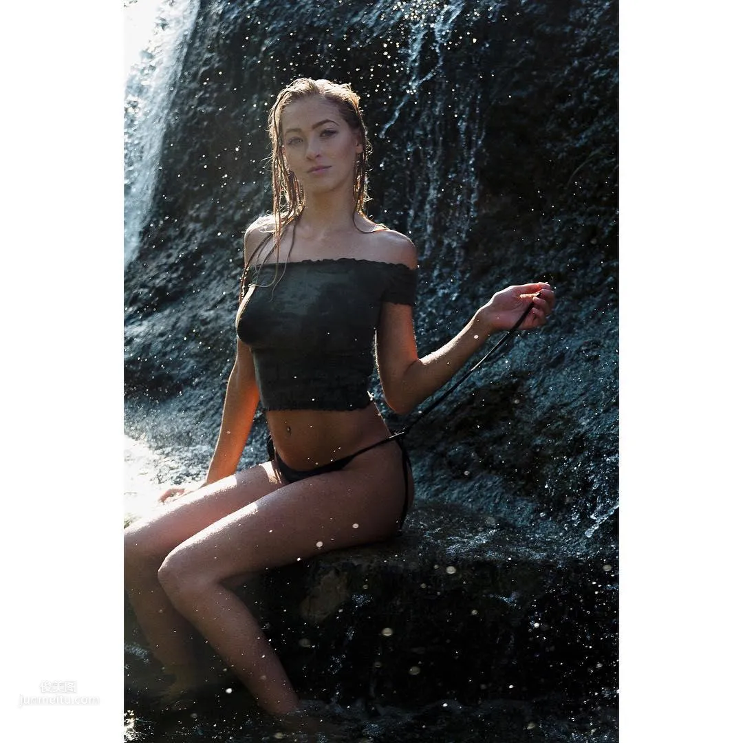 Amanda Spain Butts - The Top Is Too Small! The Sweetheart Beauty's Bust Is Always Tight photo 4