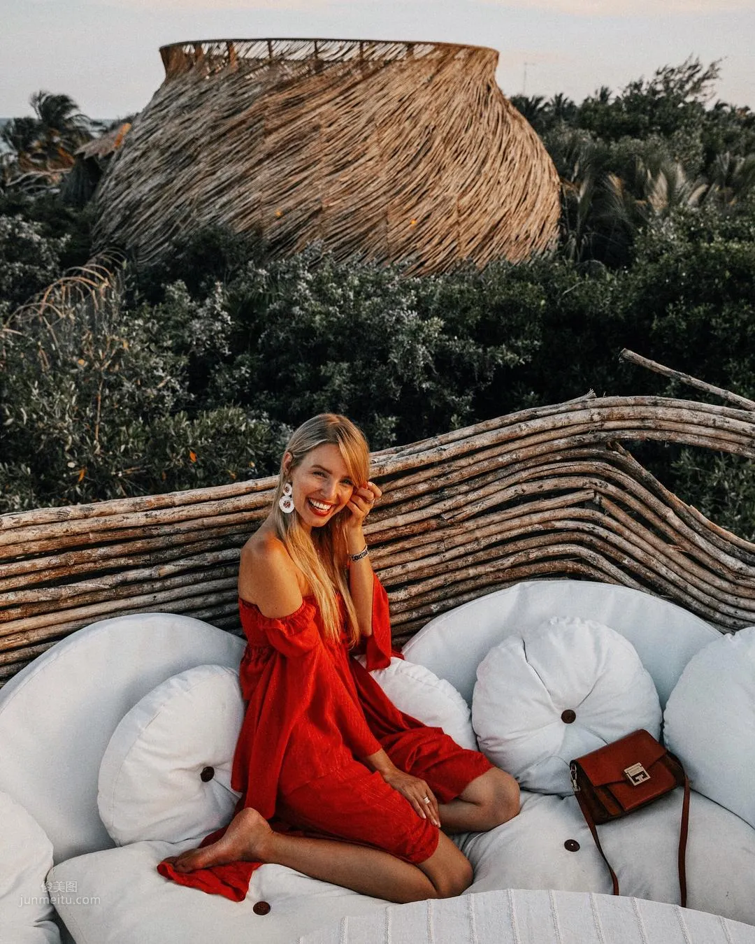 The Most Beautiful Scenery in the World! Elegant Beauty "Leonie Hanne" Travels the World and Gains a Million Fans photo 2