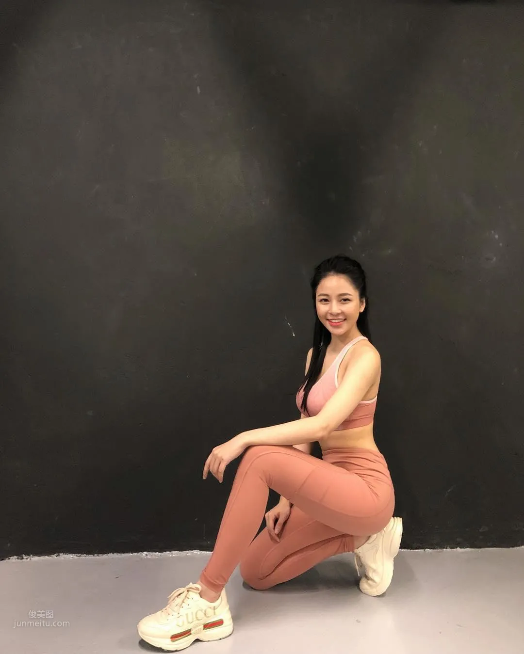 Hopsua - Pure Pharmacist Becomes a 'Fitness Hottie' After Work photo 20