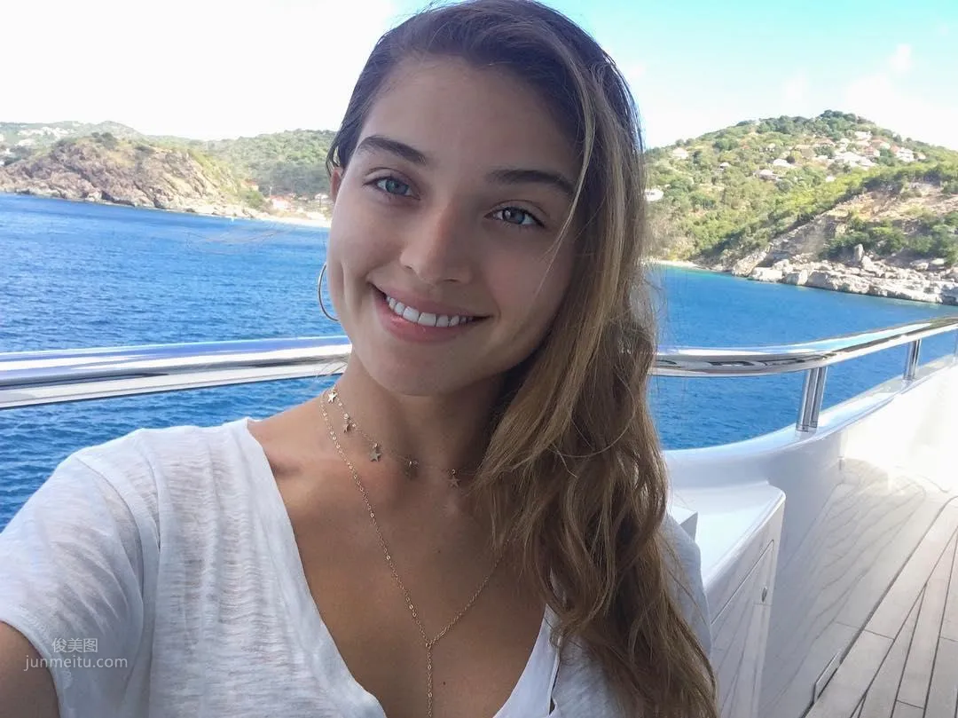 Slim Waist and Sexy! Electric-Eyed Beauty Daniela Lopez Osorio's Slender Ant Waist Is Unreal photo 4