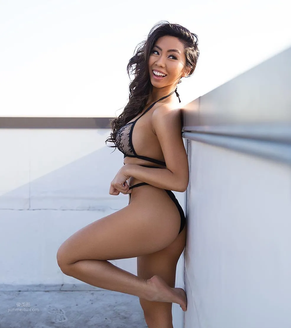 身材就是賣點！霸氣「Victoria Nguyen」親自下海穿給你看 17