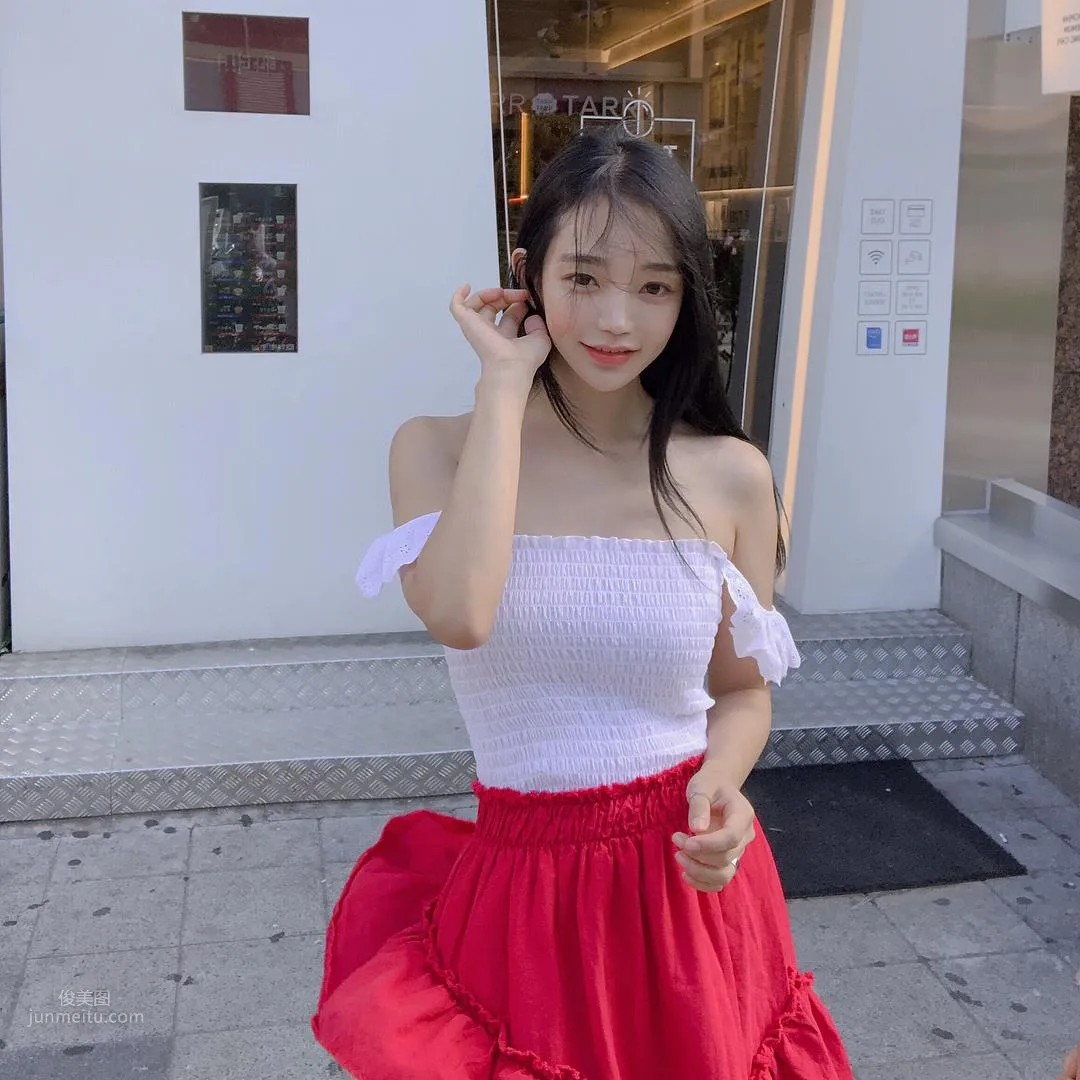 音樂節上甜心妹김도연出沒！清涼背心展現「雪白美背」！ 53