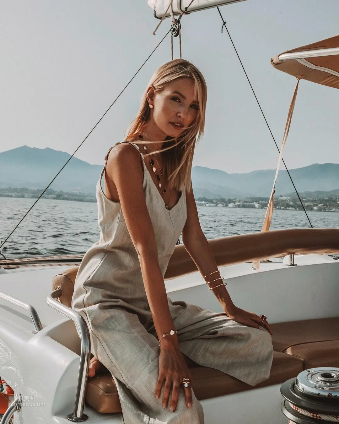 The Most Beautiful Scenery in the World! Elegant Beauty "Leonie Hanne" Travels the World and Gains a Million Fans photo 25