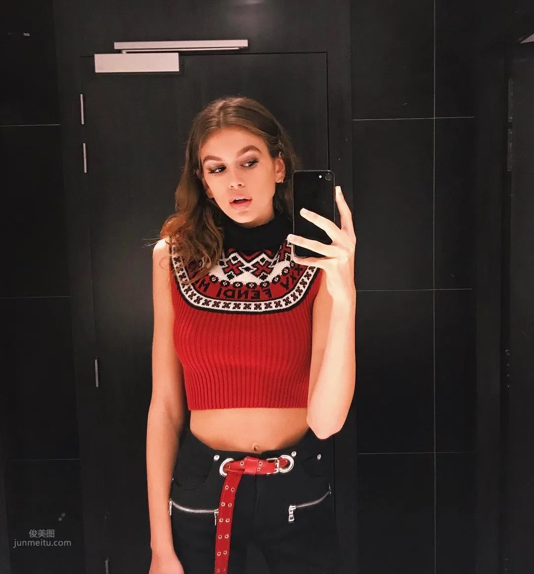 Kaia Gerber - Most Beautiful Second-Generation Star with Unbelievably Long Legs photo 10