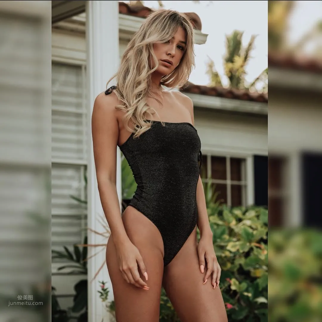 Jamie Conrad, Beauty Blogger Shows Off Her Sexy Bare Back photo 8