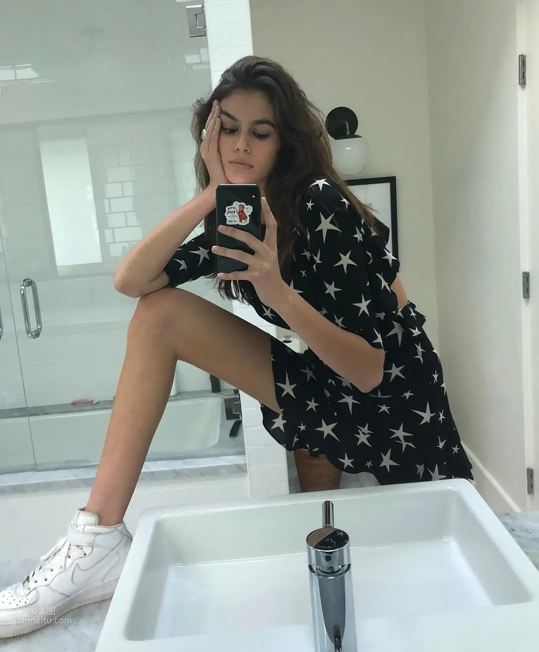 Kaia Gerber - Most Beautiful Second-Generation Star with Unbelievably Long Legs photo 17