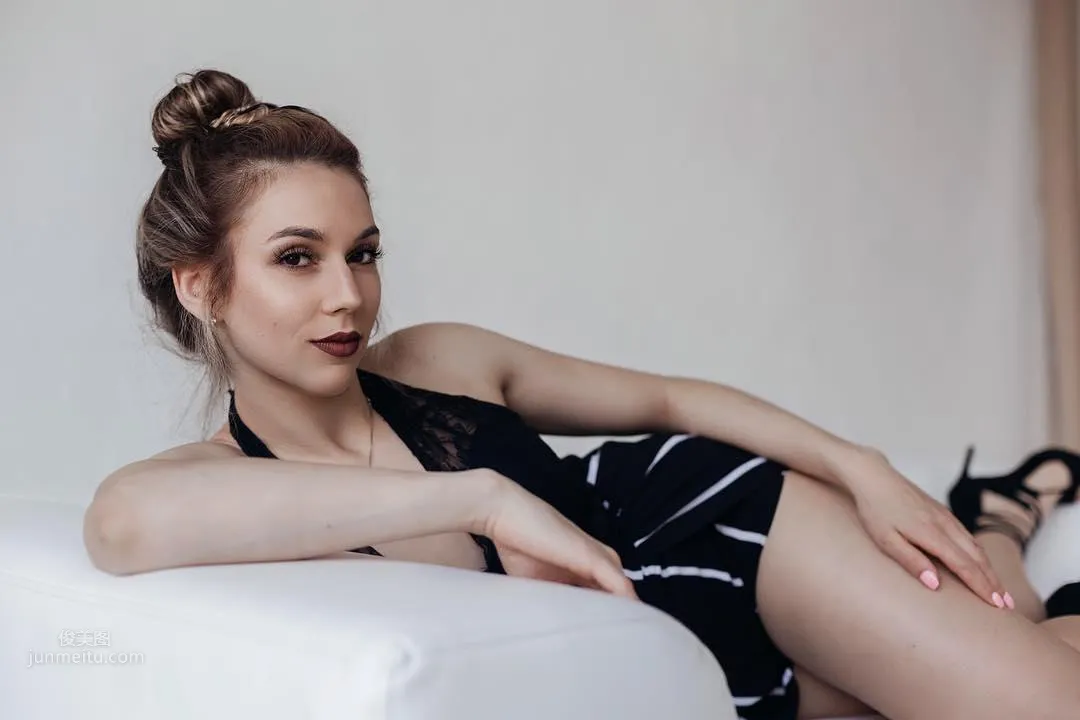 Yuliya, Alluring! Girl's Open Middle Path, Round Curves About to Spill Out photo 48
