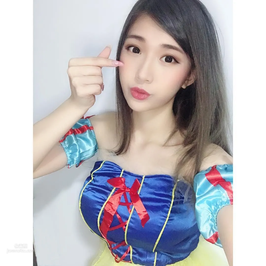 謝薇安Vivian- 台灣正妹大秀深邃事業線 9