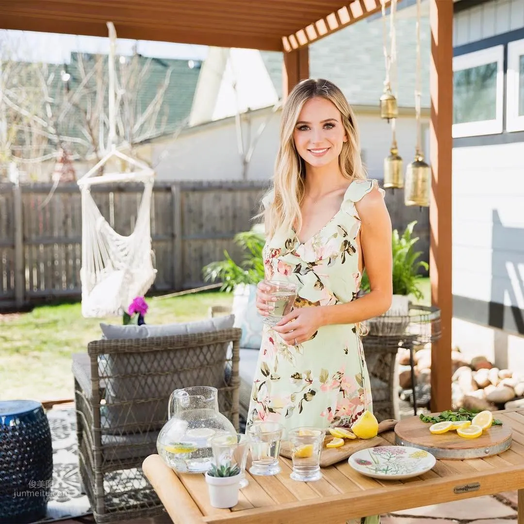 Lauren Bushnell - Elegant Sweetheart Like a Moving Human Scenery photo 3