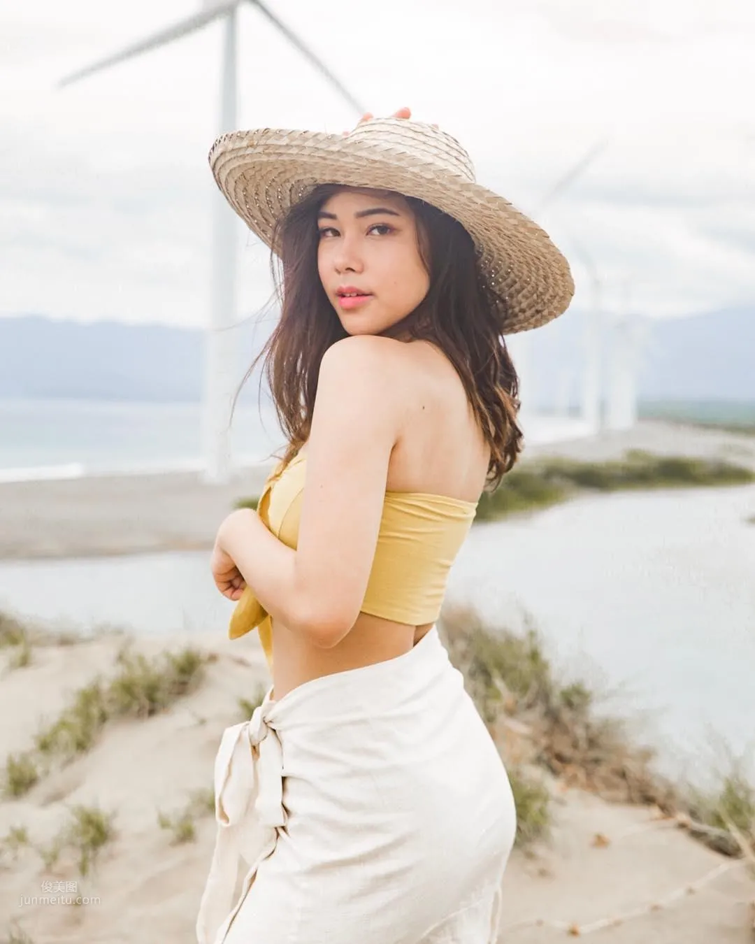 Kim Cruz, High-Cut Swimsuit Shows Off Sexy Honey Legs! photo 22