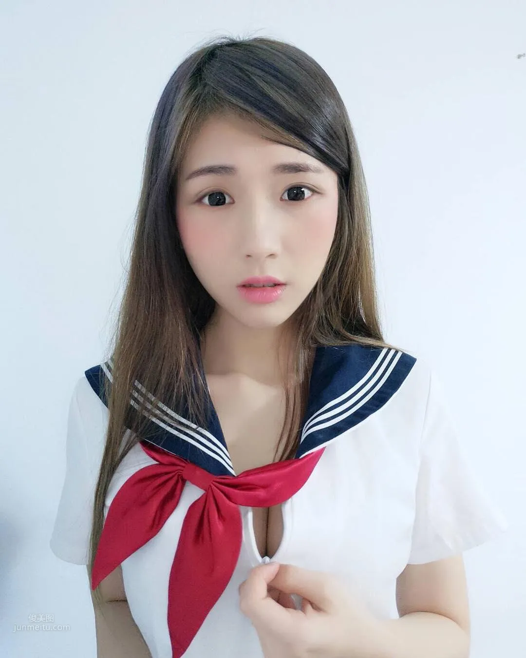 謝薇安Vivian- 台灣正妹大秀深邃事業線 5