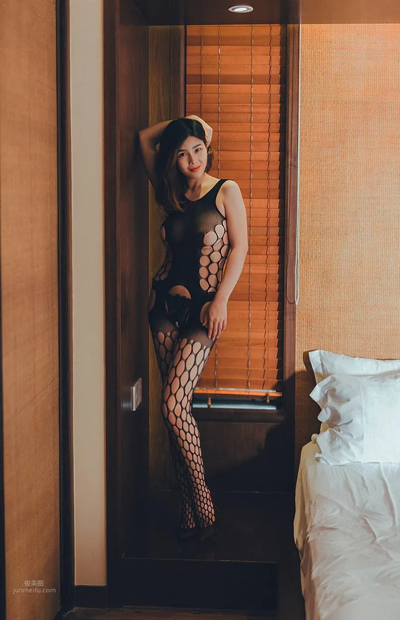 闫盼盼私房系列05– 軍裝與蛇紋制服 24
