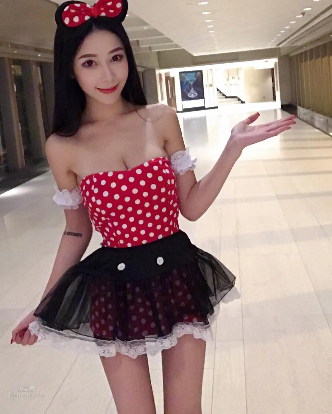 Vanessa Wong, Super Round Curves Capture Your Eyes! photo 7