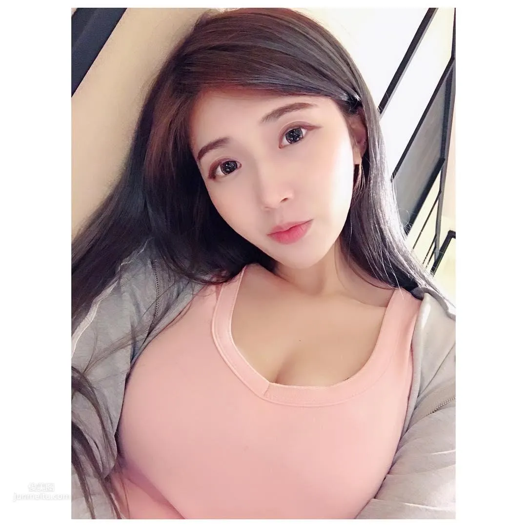 謝薇安Vivian- 台灣正妹大秀深邃事業線 33