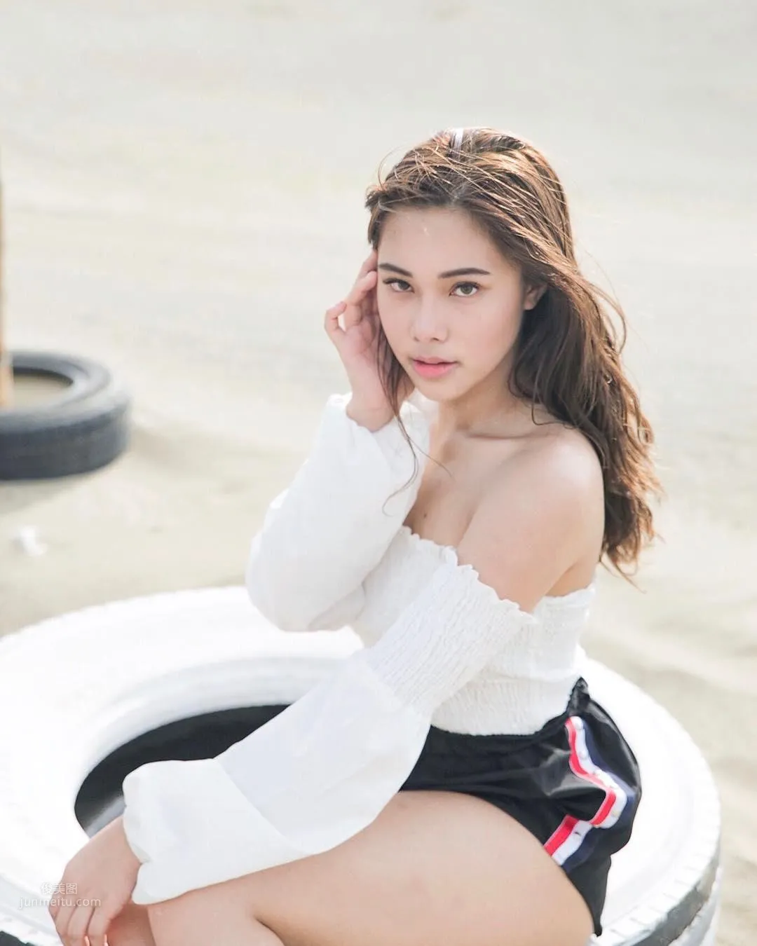 Kim Cruz, High-Cut Swimsuit Shows Off Sexy Honey Legs! photo 17
