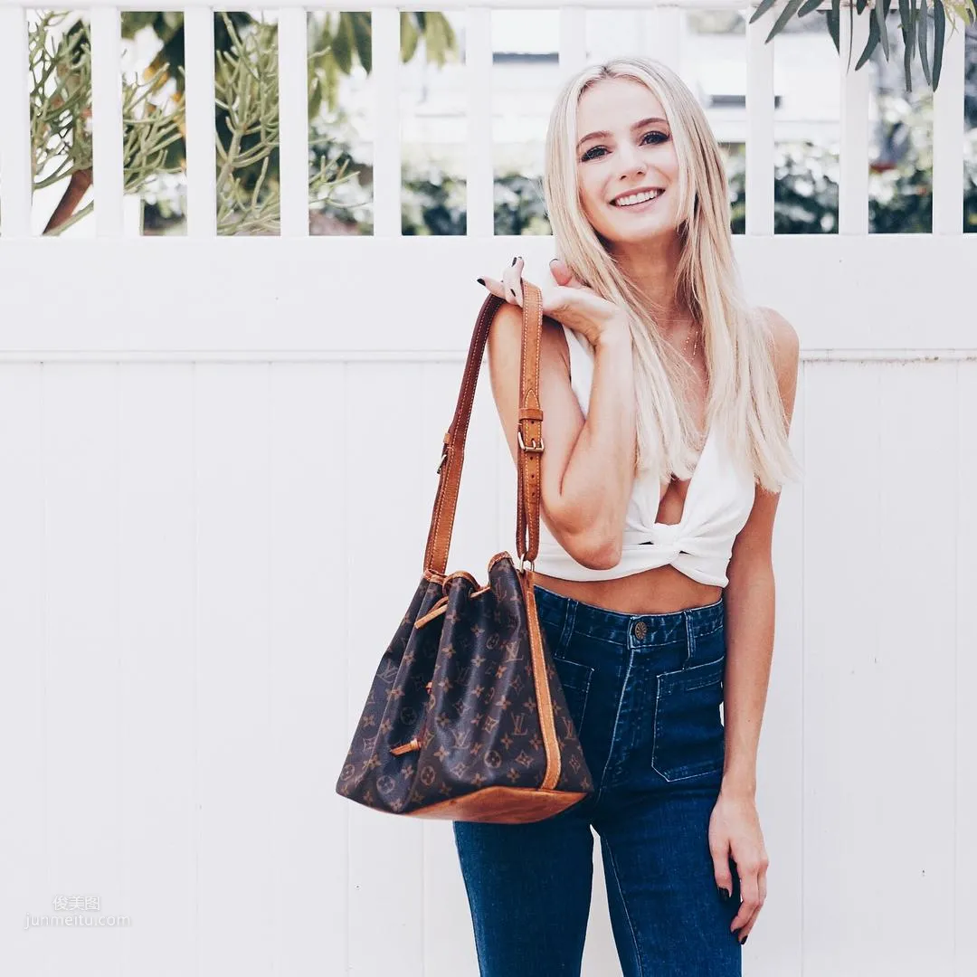 Lauren Bushnell - Elegant Sweetheart Like a Moving Human Scenery photo 4