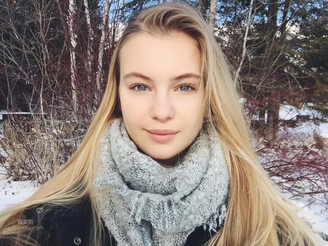 Chloe Vialaret- 橫看成嶺側成峰 23