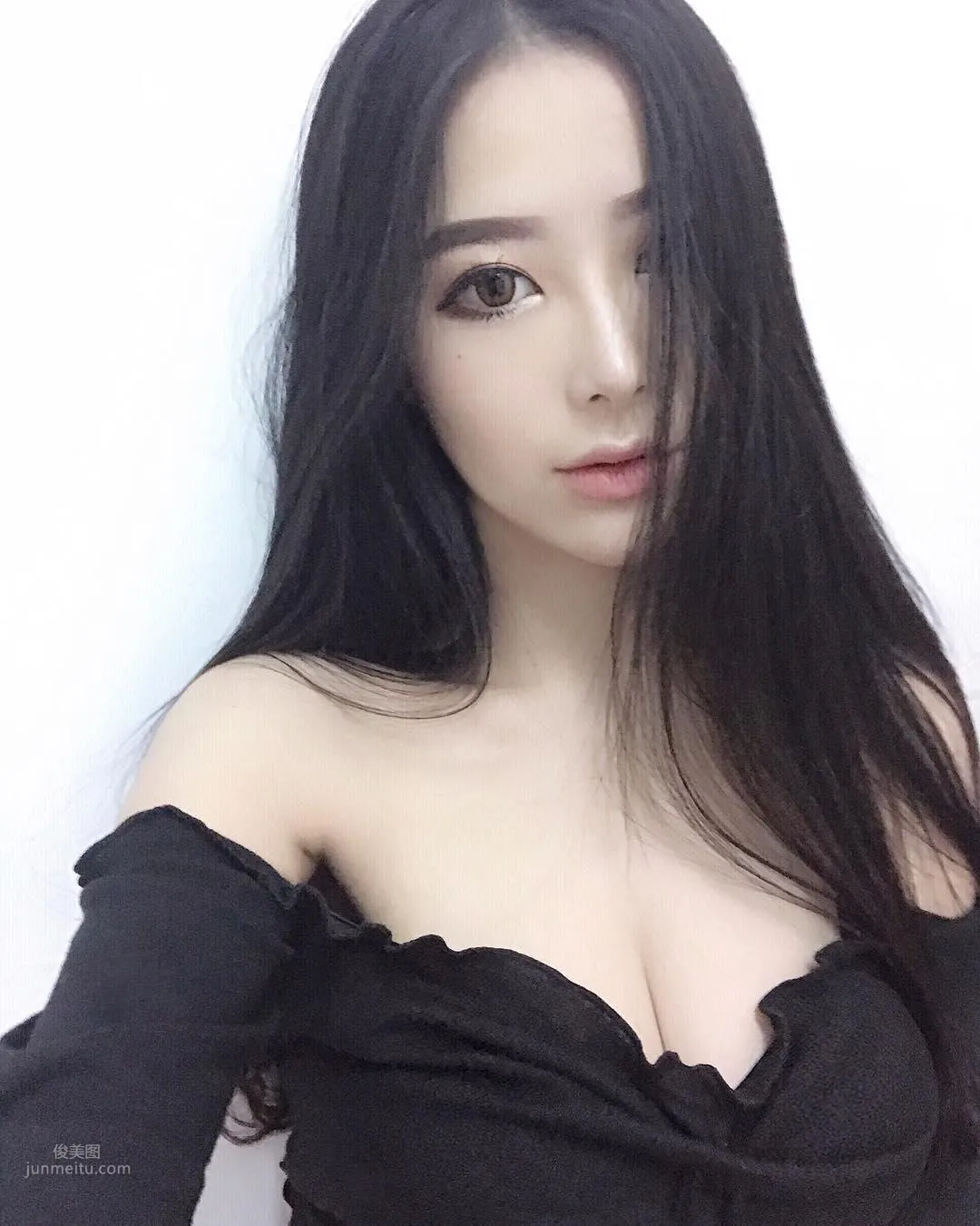 Vanessa Wong, Super Round Curves Capture Your Eyes! photo 10