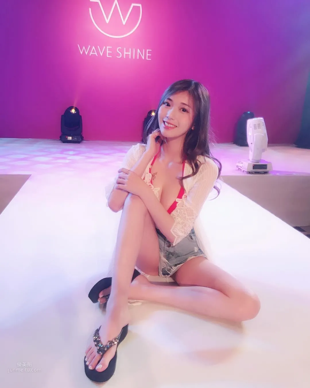 謝薇安Vivian- 台灣正妹大秀深邃事業線 13