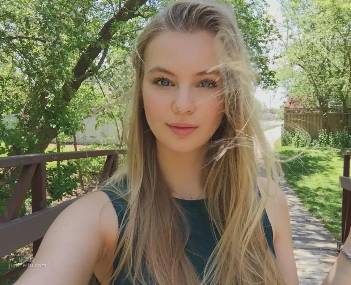 Chloe Vialaret- 橫看成嶺側成峰 26