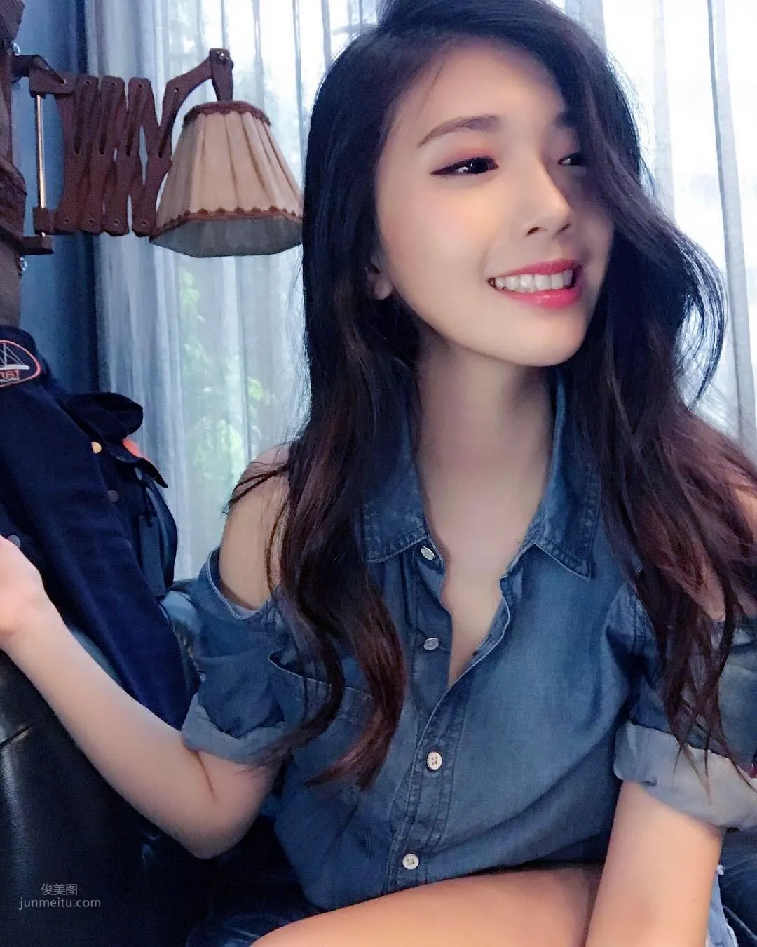 謝薇安Vivian- 台灣正妹大秀深邃事業線 2