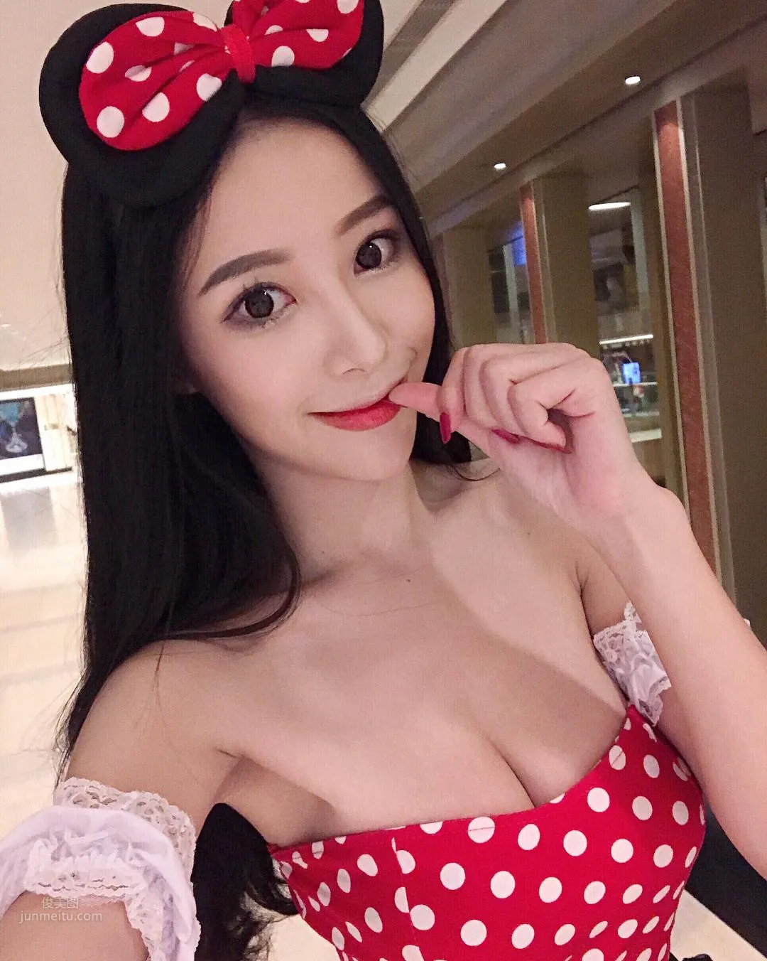 Vanessa Wong, Super Round Curves Capture Your Eyes! photo 8