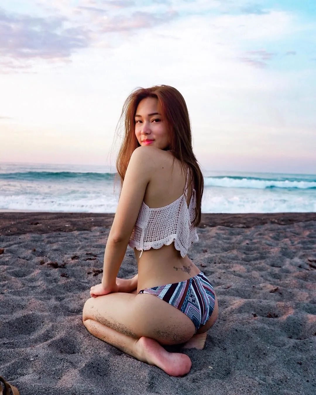 Kim Cruz, High-Cut Swimsuit Shows Off Sexy Honey Legs! photo 1