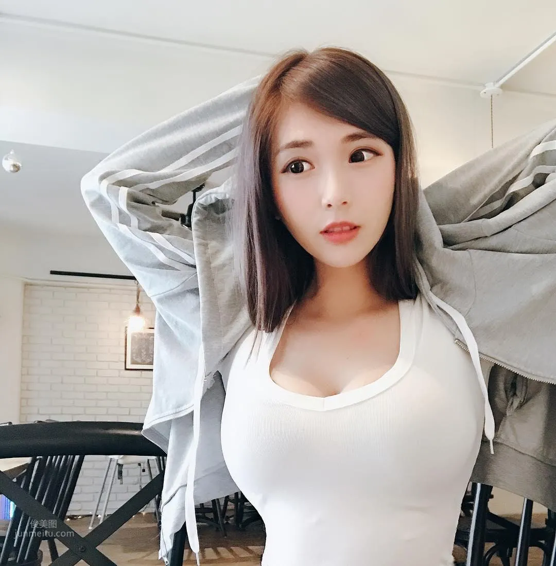 謝薇安Vivian- 台灣正妹大秀深邃事業線 40