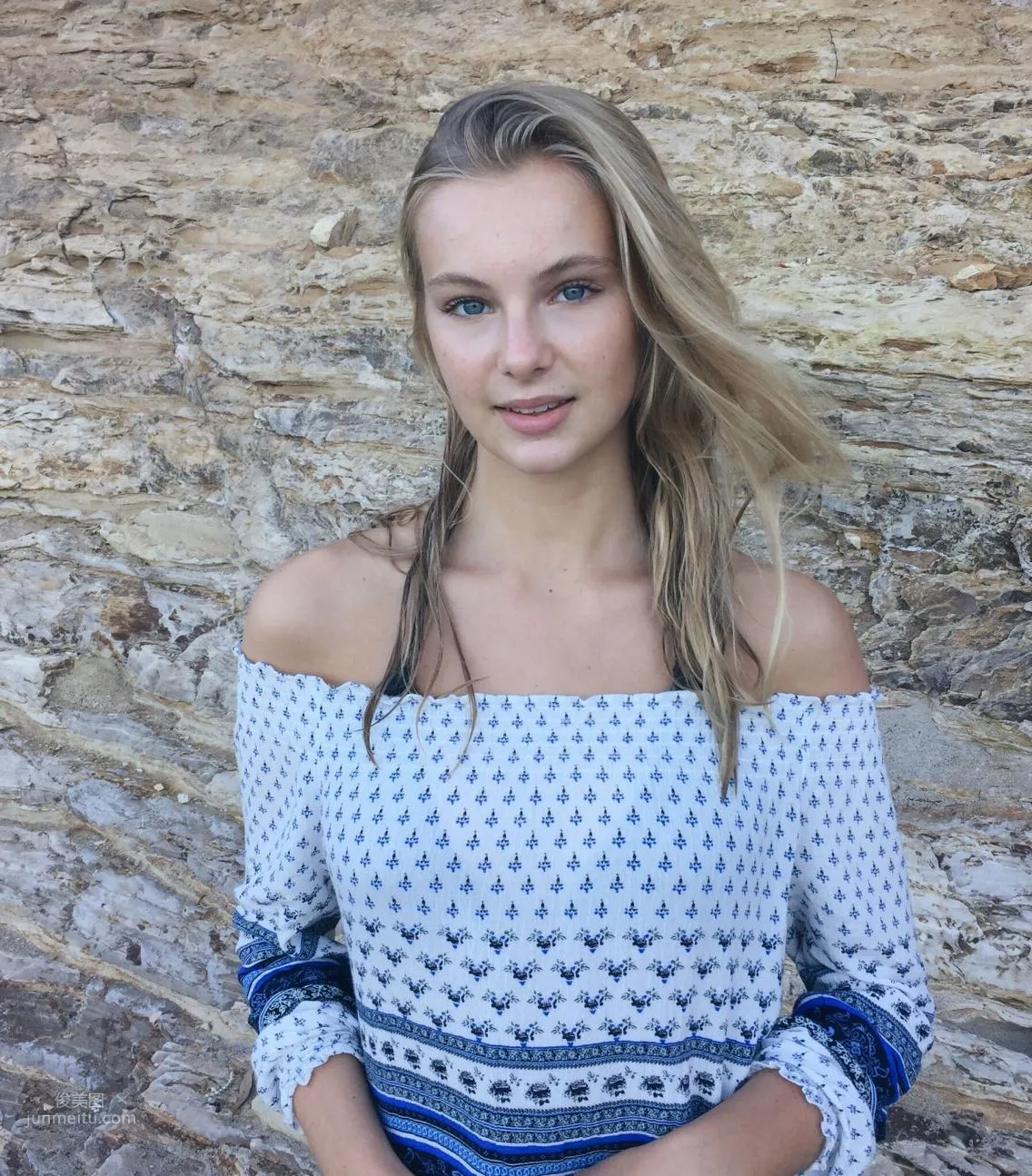 Chloe Vialaret- 橫看成嶺側成峰 32