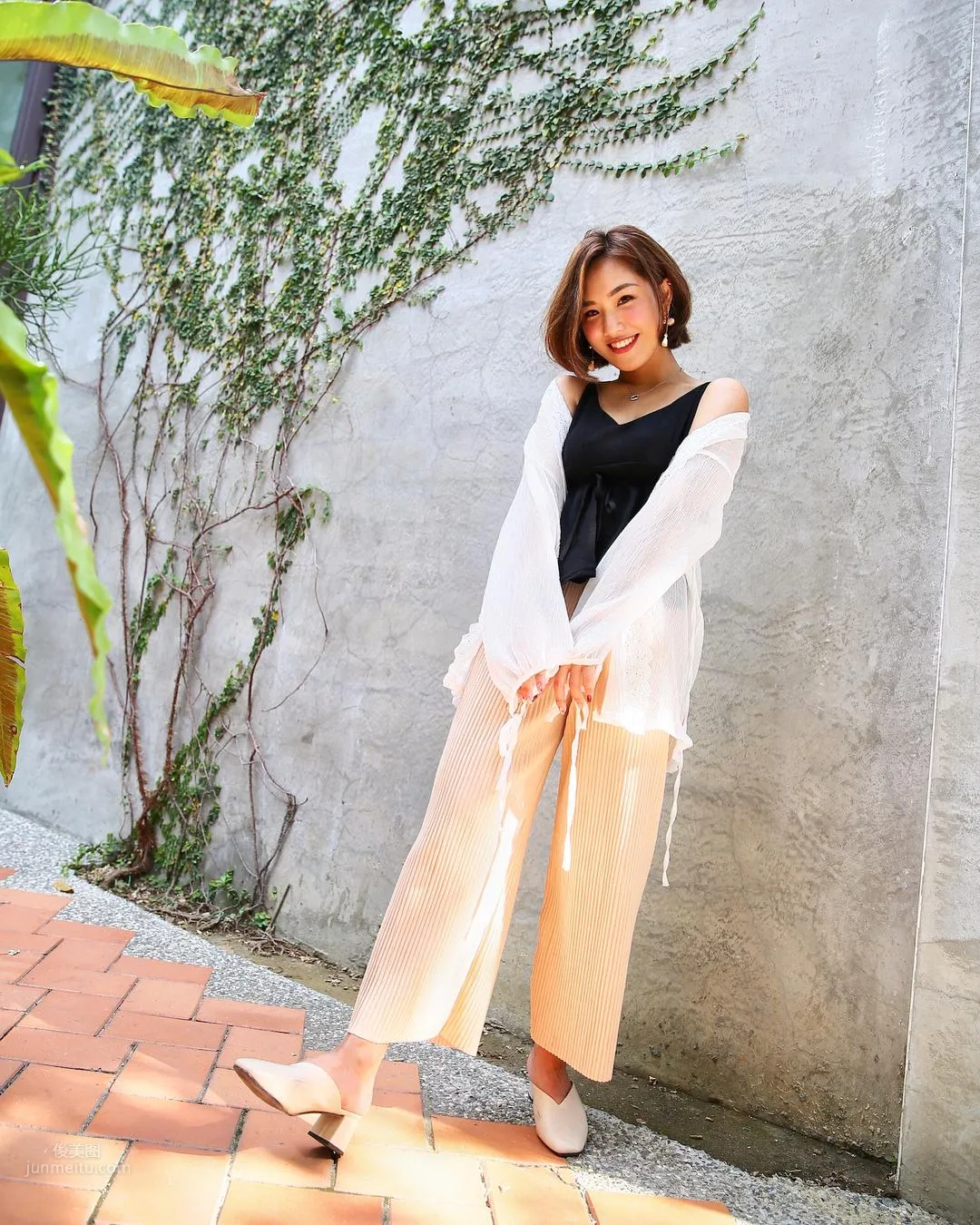 Qiou Nabang Ni - Elegant Air Stewardess in a Gown with a Deep Front Opening photo 19