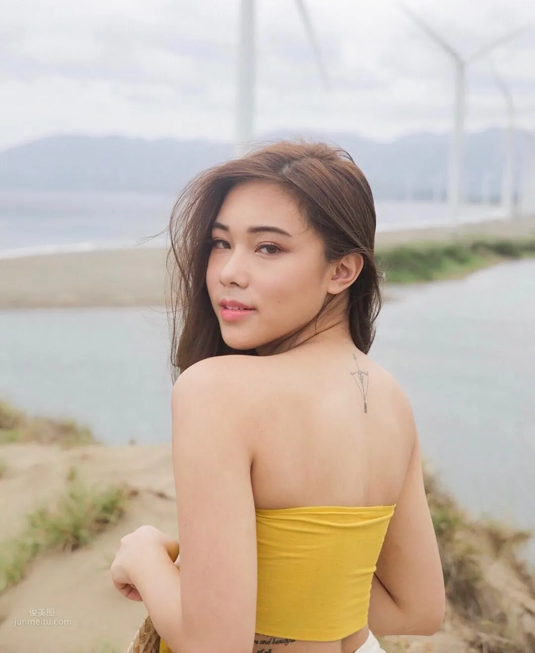 Kim Cruz, High-Cut Swimsuit Shows Off Sexy Honey Legs! photo 29