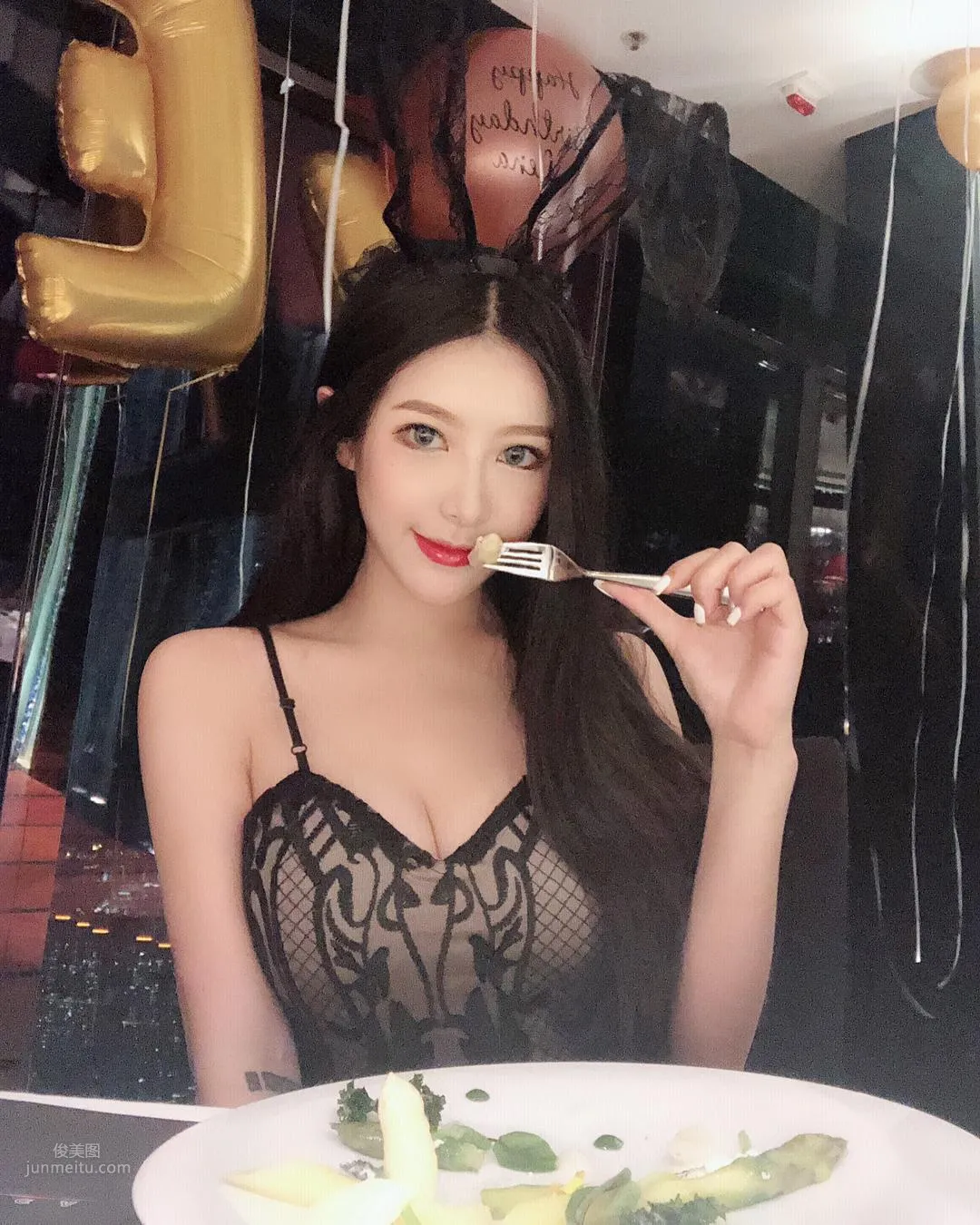 Vanessa Wong, Super Round Curves Capture Your Eyes! photo 19