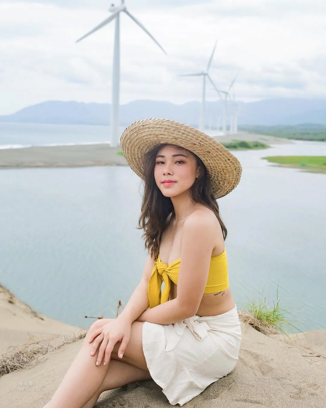 Kim Cruz, High-Cut Swimsuit Shows Off Sexy Honey Legs! photo 21