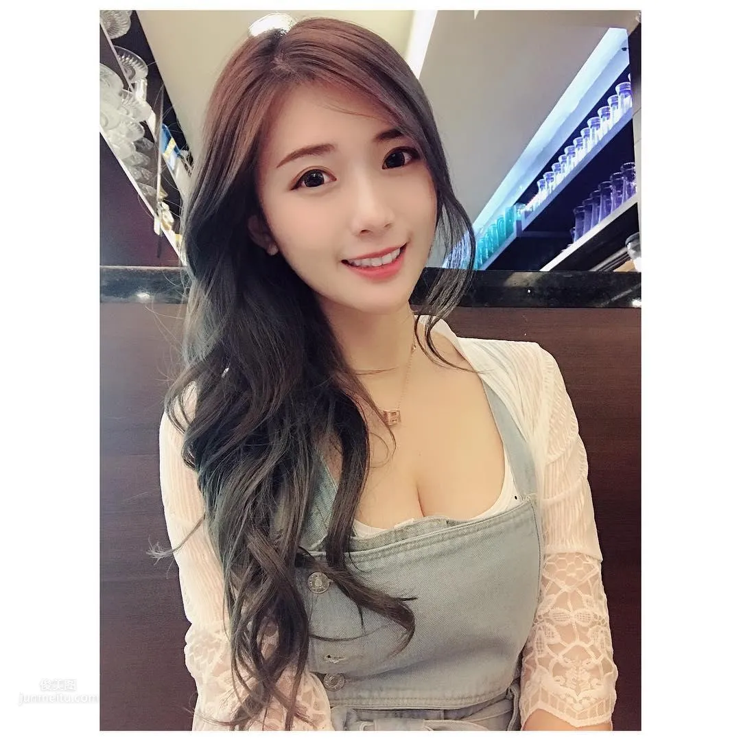 謝薇安Vivian- 台灣正妹大秀深邃事業線 23