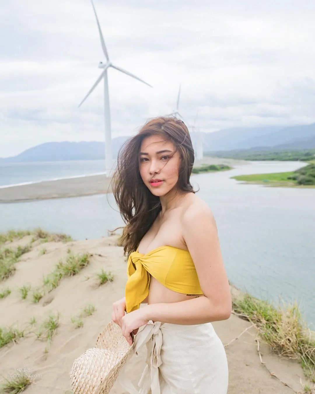 Kim Cruz, High-Cut Swimsuit Shows Off Sexy Honey Legs! photo 18