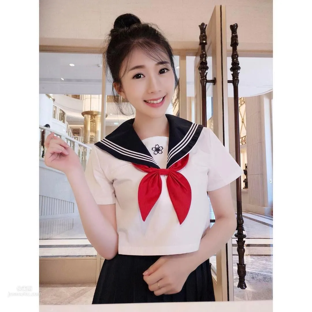 謝薇安Vivian- 台灣正妹大秀深邃事業線 3